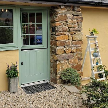 The Bothy Near Tenby, Big Projector Screen, Four-Poster Bed, On-Site Hot Tub Access Via Spa Pack, Breakfast Exterior foto
