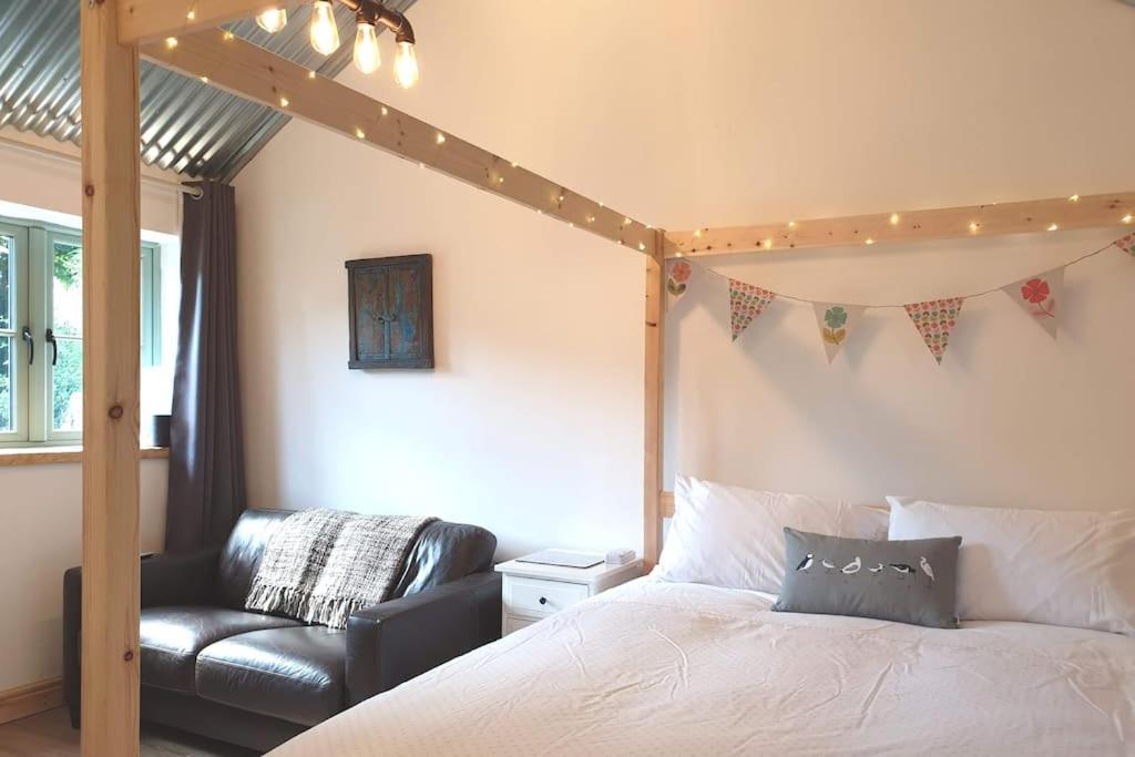 The Bothy Near Tenby, Big Projector Screen, Four-Poster Bed, On-Site Hot Tub Access Via Spa Pack, Breakfast Exterior foto